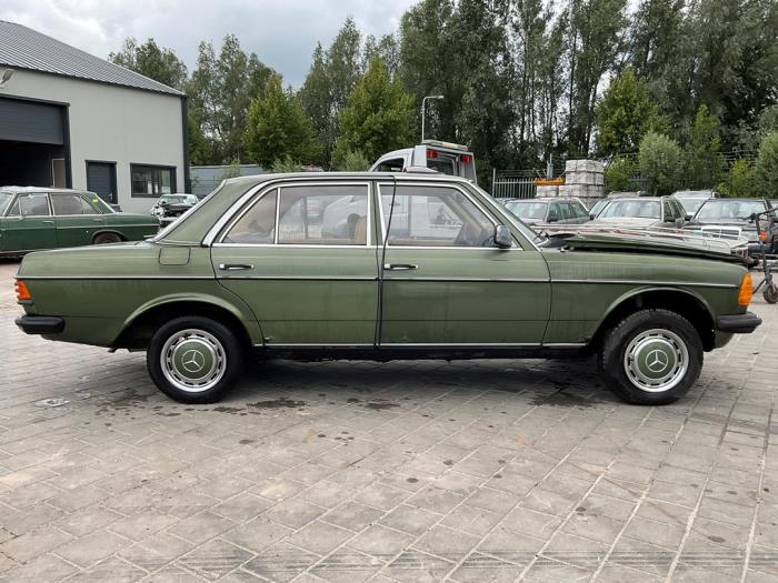 Mercedes 200-300D 300 D Samochód uszkodzony (1981, Zielony)