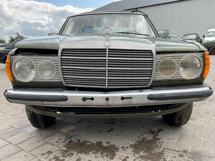 Mercedes 200-300D 300 D Samochód uszkodzony (1981, Zielony)