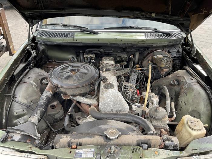 Mercedes 200-300D 300 D Samochód uszkodzony (1981, Zielony)
