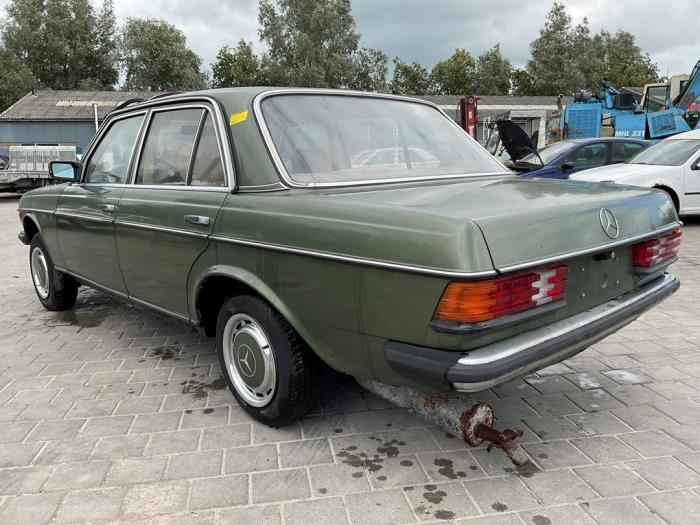 Mercedes 200-300D 300 D Samochód uszkodzony (1981, Zielony)
