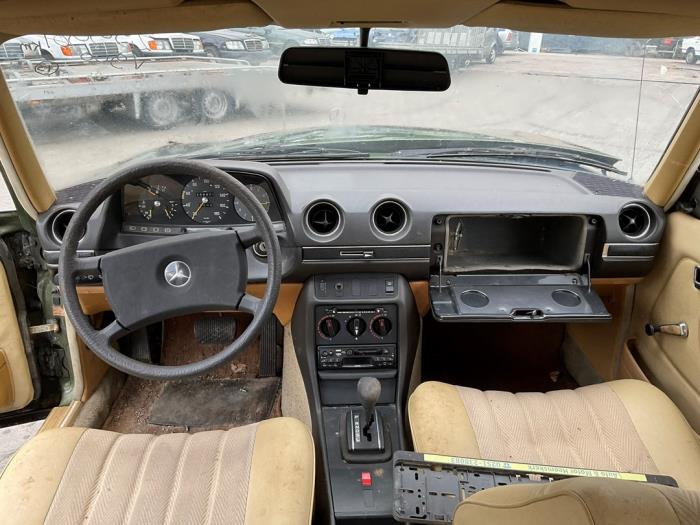 Mercedes 200-300D 300 D Samochód uszkodzony (1981, Zielony)