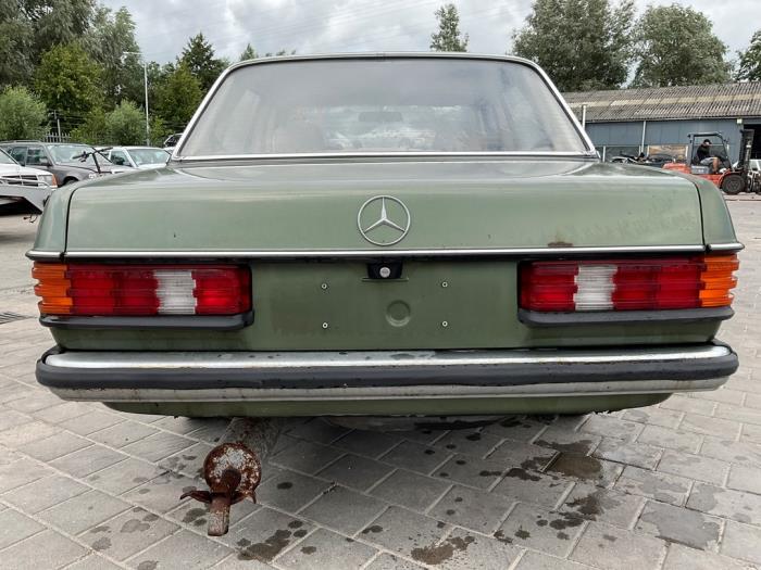 Mercedes 200-300D 300 D Samochód uszkodzony (1981, Zielony)