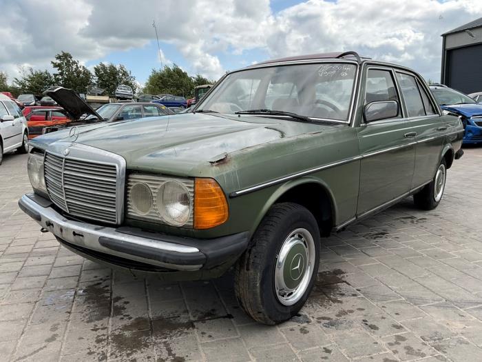 Mercedes 200-300D 300 D Samochód uszkodzony (1981, Zielony)
