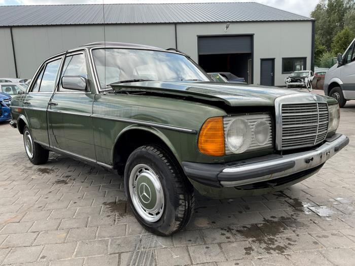 Mercedes 200-300D 300 D Samochód uszkodzony (1981, Zielony)