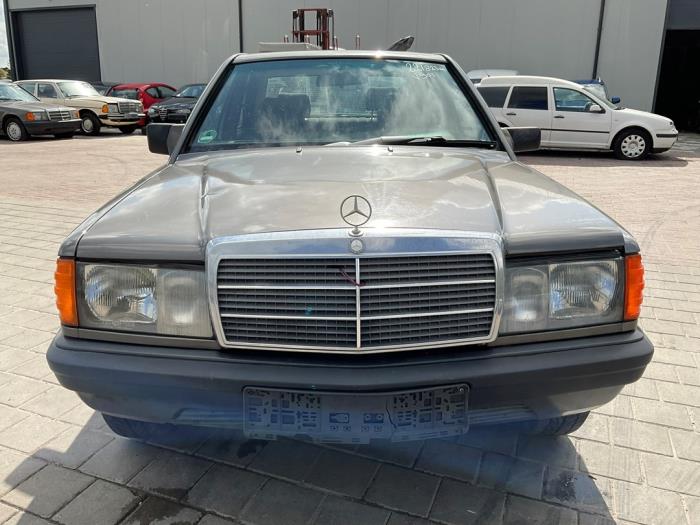 Mercedes 190 2.0 E Kat. Samochód złomowany (1987, Szary)