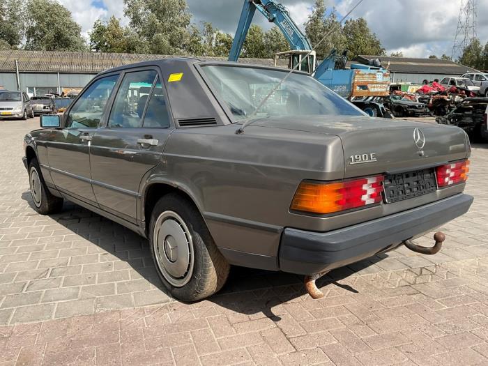 Mercedes 190 2.0 E Kat. Samochód złomowany (1987, Szary)