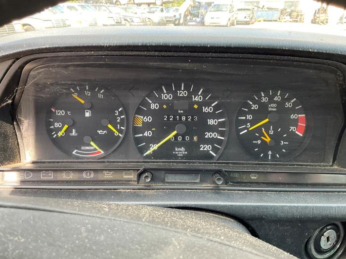 Mercedes 190 2.0 E Kat. Samochód złomowany (1987, Szary)