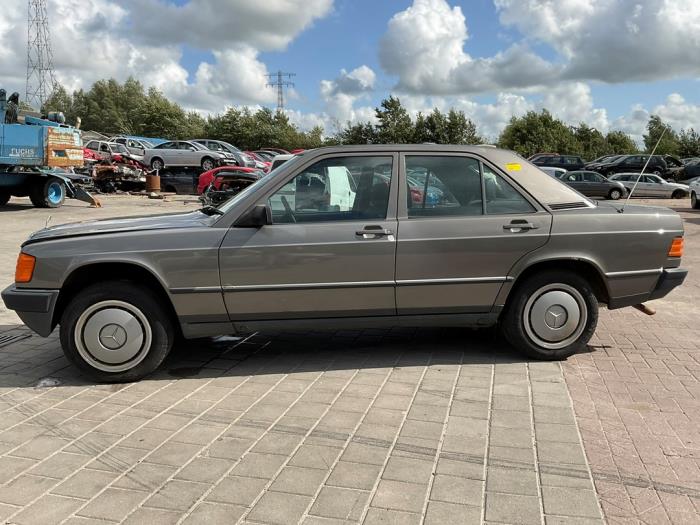 Mercedes 190 2.0 E Kat. Samochód złomowany (1987, Szary)