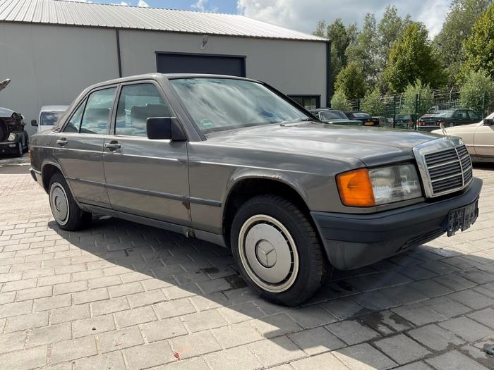 Mercedes 190 2.0 E Kat. Samochód złomowany (1987, Szary)