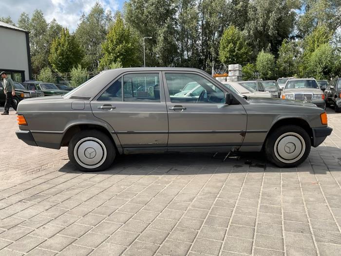 Mercedes 190 2.0 E Kat. Samochód złomowany (1987, Szary)