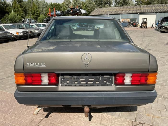 Mercedes 190 2.0 E Kat. Samochód złomowany (1987, Szary)