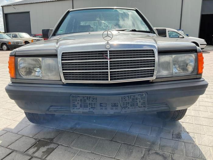 Mercedes 190 2.0 E Kat. Samochód złomowany (1987, Szary)