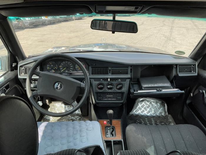 Mercedes 190 2.0 E Kat. Samochód złomowany (1987, Szary)