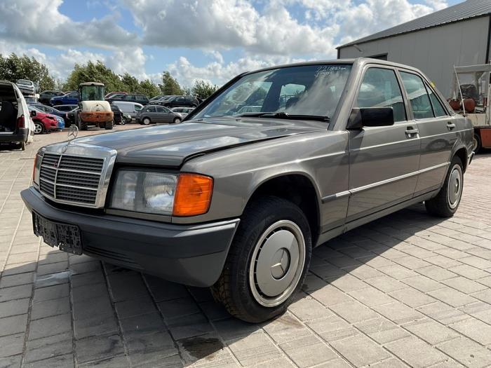 Mercedes 190 2.0 E Kat. Samochód złomowany (1987, Szary)