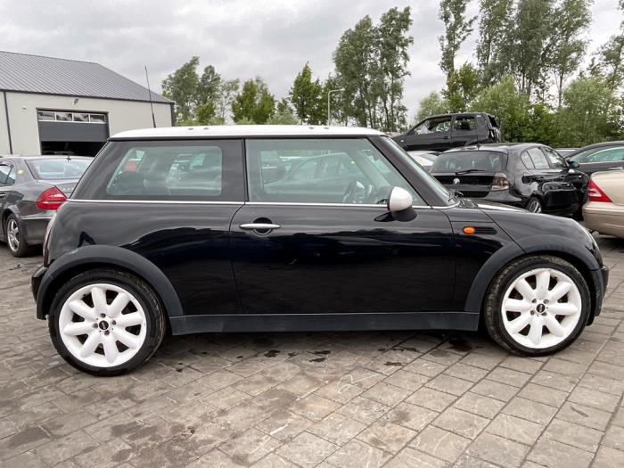 Mini Mini One/Cooper 1.6 16V Cooper Schadevoertuig (2003, Zwart)