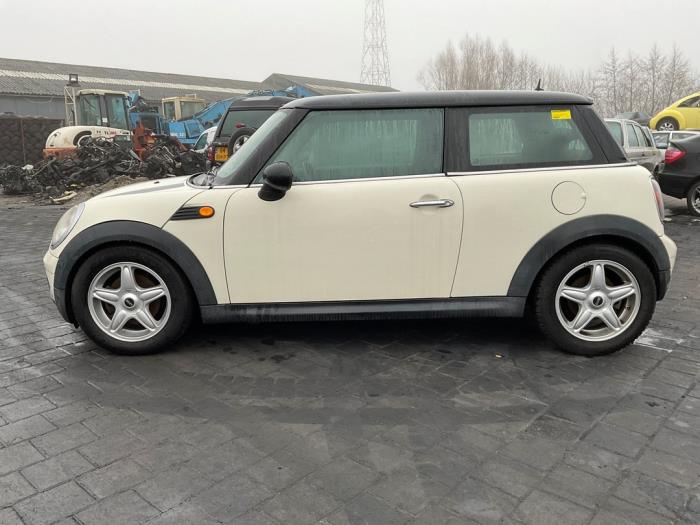 Mini Mini 1.6 Cooper D 16V Schadevoertuig (2007, Wit, Zwart)