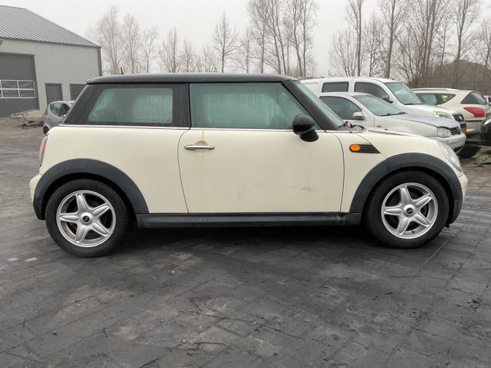 Mini Mini 1.6 Cooper D 16V Schadevoertuig (2007, Wit, Zwart)