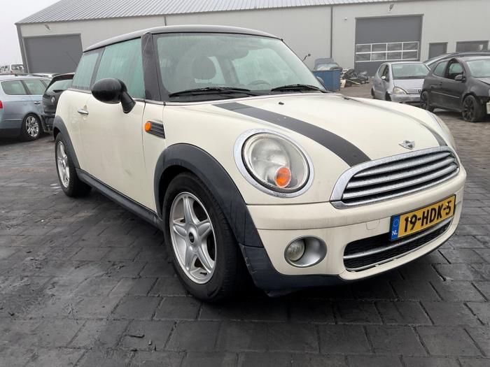 Mini Mini 1.6 Cooper D 16V Schadevoertuig (2007, Wit, Zwart)