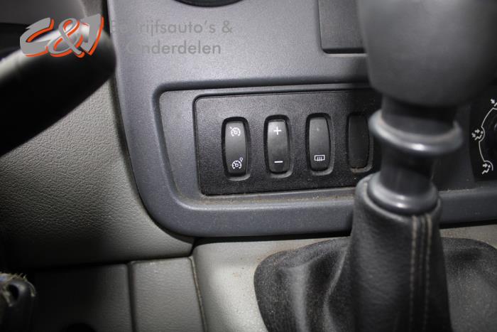 Renault Master II 2.5 dCi 16V 115 Skrotfordon (2006, ROOD)