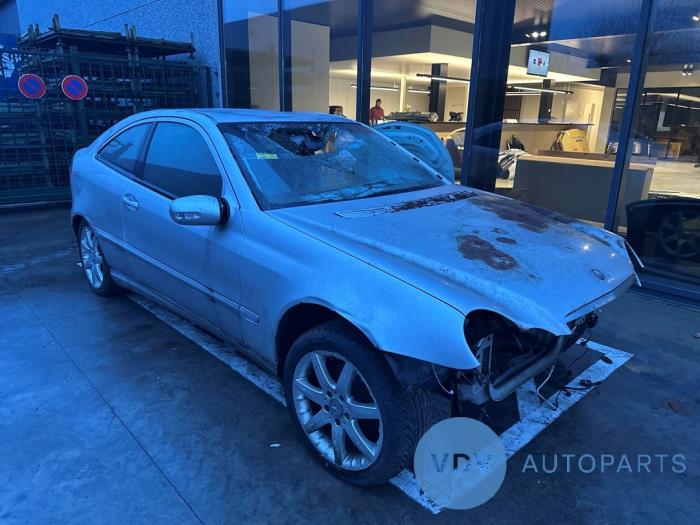 Mercedes C Sportcoupé 2.0 C-180 16V Skrotfordon (2001, BRILJANT ZILVER)