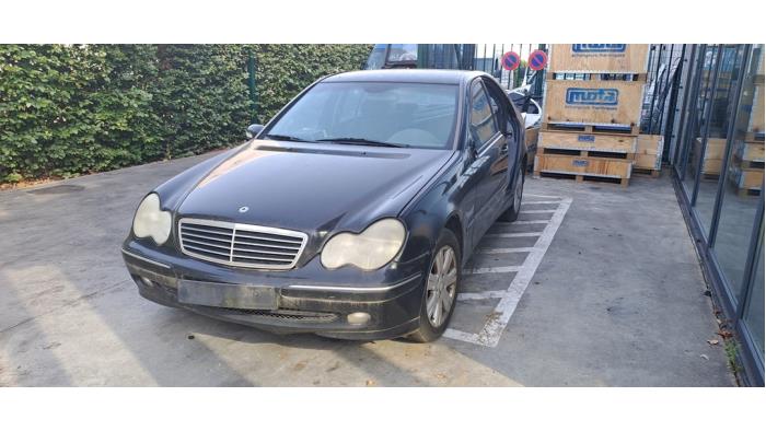 Mercedes C 2.7 C-270 CDI 20V Samochód złomowany (2002, Czarny)