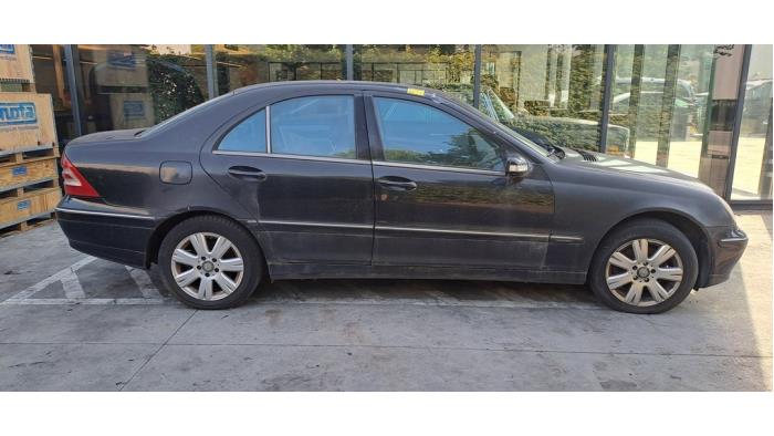 Mercedes C 2.7 C-270 CDI 20V Samochód złomowany (2002, Czarny)