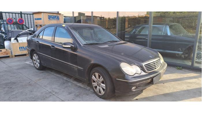 Mercedes C 2.7 C-270 CDI 20V Samochód złomowany (2002, Czarny)
