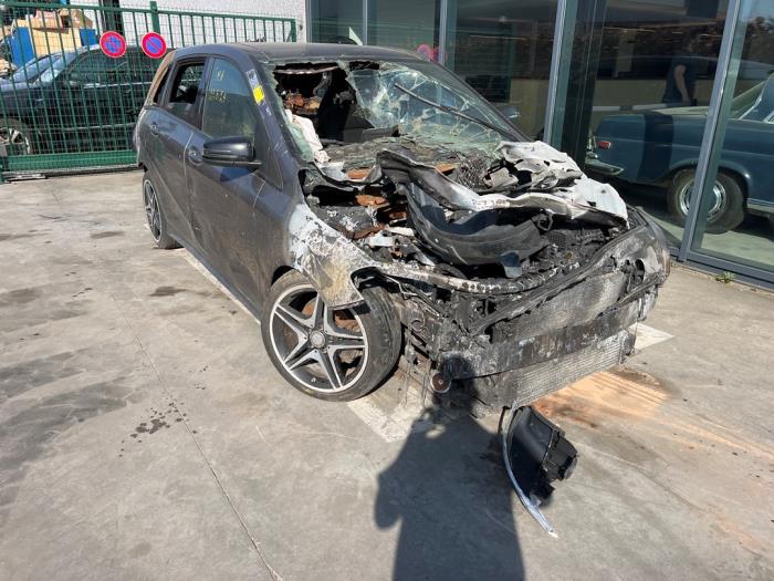 Mercedes B 1.5 B-180 CDI,d 16V Sloopvoertuig (2015, Aubergine, Zilvergrijs, Grijs)