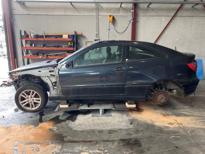 Mercedes C Sportcoupé 2.2 C-220 CDI 16V Samochód złomowany (2003, Czarny)