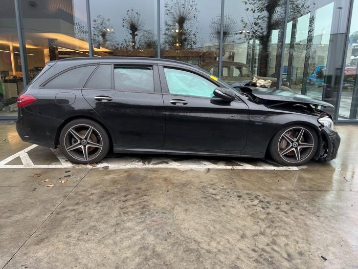 Mercedes C Estate C-300de 2.0 Turbo 16V Skrotfordon (2020, OBISDIAAN ZWART)