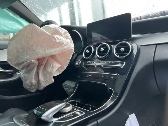 Mercedes C Estate C-300de 2.0 Turbo 16V Skrotfordon (2020, OBISDIAAN ZWART)