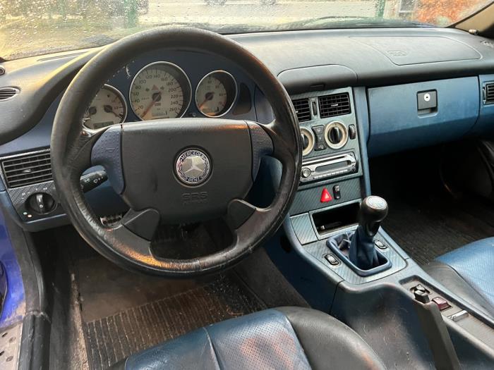 Mercedes SLK 2.0 200 16V Skrotfordon (1997, LINARIET BLAUW)