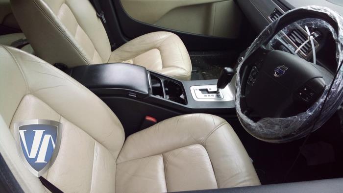 Volvo V70 2.4 D5 20V Sloopvoertuig (2009, Metallic, Zwart)