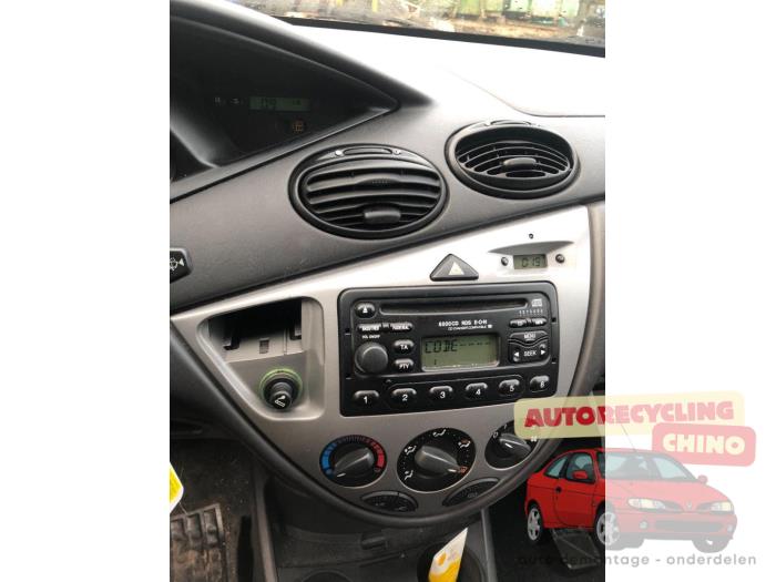 Ford Focus 1 1.8 16V Skrotfordon (2002, GRIJS)