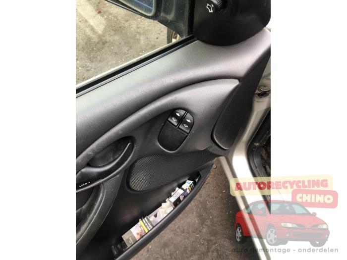 Ford Focus 1 1.8 16V Skrotfordon (2002, GRIJS)