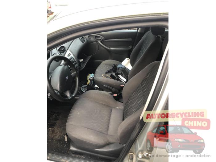 Ford Focus 1 1.8 16V Skrotfordon (2002, GRIJS)