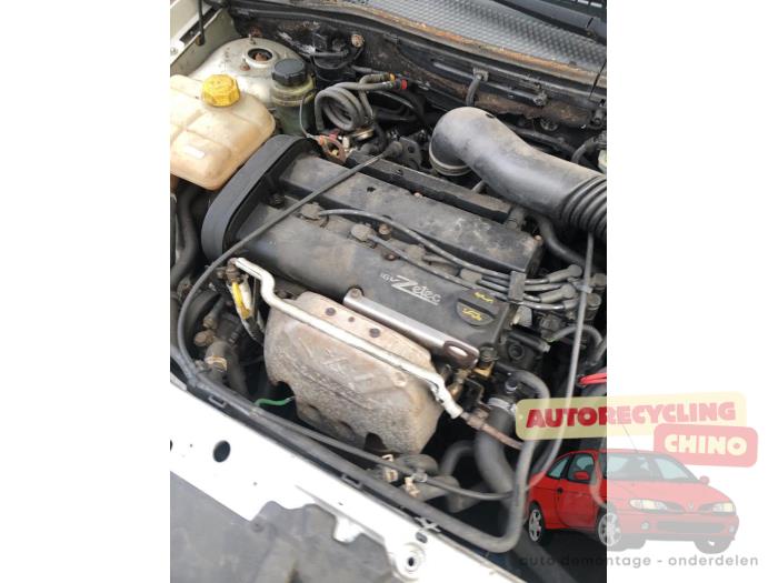 Ford Focus 1 1.8 16V Skrotfordon (2002, GRIJS)
