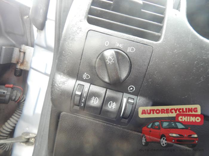 Opel Zafira 1.8 16V Skrotfordon (2001, GRIJS)