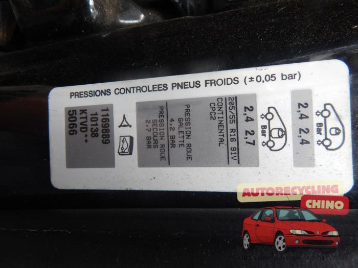 Peugeot 308 1.6 VTI 16V Skrotfordon (2009, ZWART)