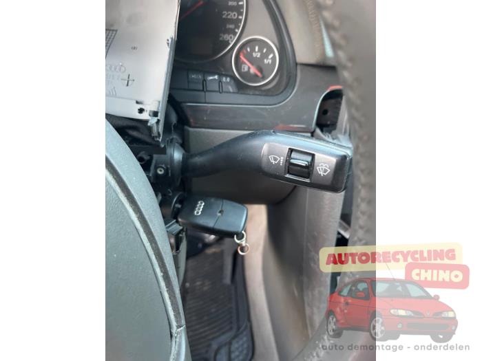 Audi A4 Skrotfordon (2004, ZILVER)