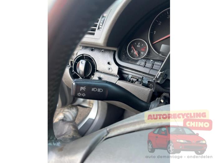 Audi A4 Skrotfordon (2004, ZILVER)