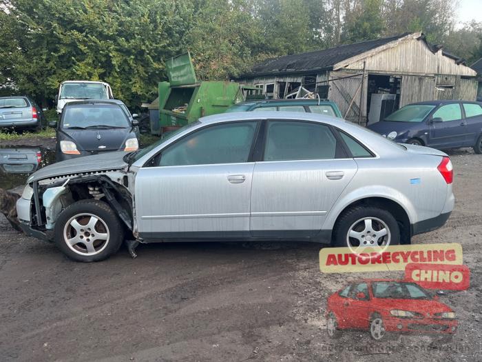 Audi A4 Skrotfordon (2004, ZILVER)