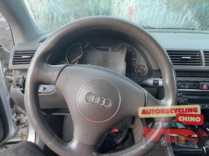 Audi A4 Skrotfordon (2004, ZILVER)