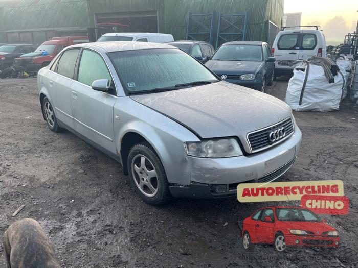 Audi A4 Skrotfordon (2004, ZILVER)