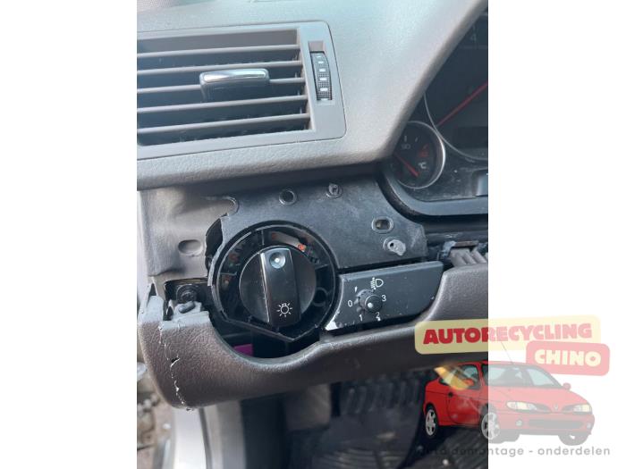 Audi A4 Skrotfordon (2004, ZILVER)