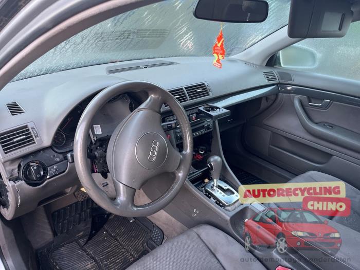 Audi A4 Skrotfordon (2004, ZILVER)