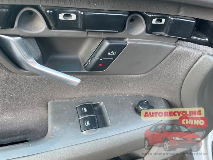 Audi A4 Skrotfordon (2004, ZILVER)