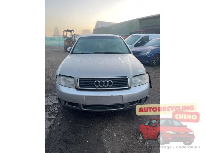 Audi A4 Skrotfordon (2004, ZILVER)
