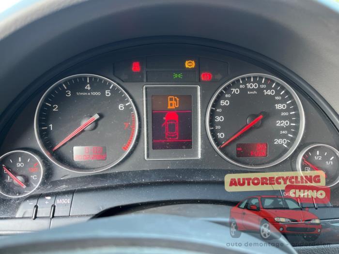 Audi A4 Skrotfordon (2004, ZILVER)