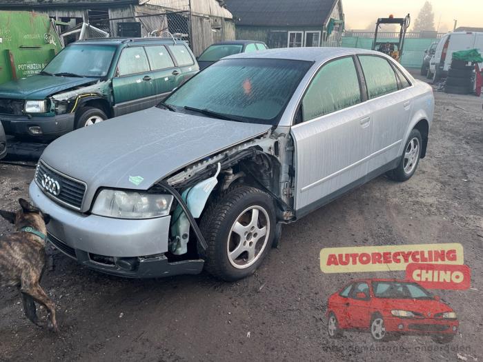 Audi A4 Skrotfordon (2004, ZILVER)